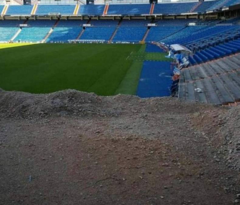 En estos momentos en el Santiago Bernabéu hay tierra y escombros.