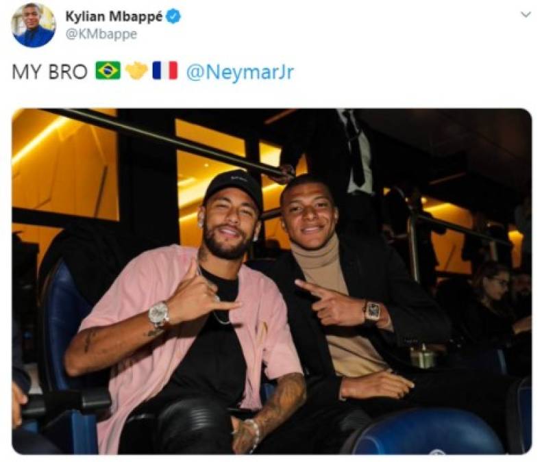 Mbappé y Neymar no pudieron estar en el partido por lo que vieron el juego en las graderías.