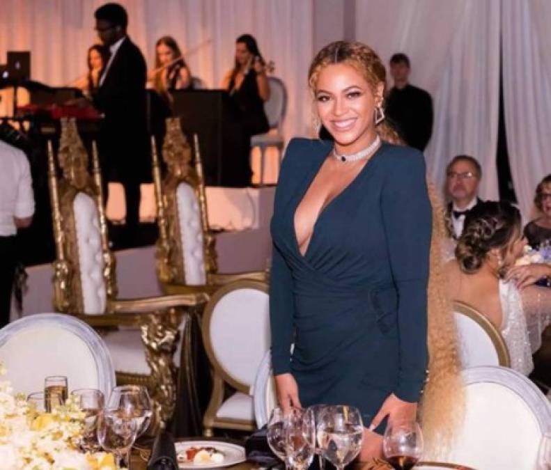 Beyoncé junto a otros invitados en la Boda de Serena Williams.
