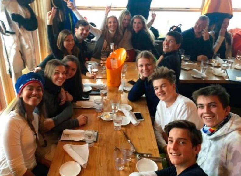 Malia también ha tomado tiempo para divertirse por su cuenta. En febrero pasado fue captada con su exclusivo grupo de amigos multimillonarios en un resort de Aspen, Colorado.