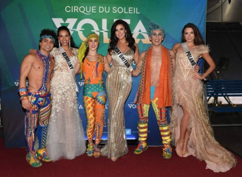 ATLANTA, GEORGIA - DECEMBER 04: Miss Germany Miriam Rautert, Miss Great Britain Emma Victoria Jenkins, and Miss Poland Olga Bulawa pose with cast members of Volta during Volta By Cirque Du Soleil at Atlantic Station on December 04, 2019 in Atlanta, Georgia. Paras Griffin/Getty Images for Cirque du Soleil/AFP