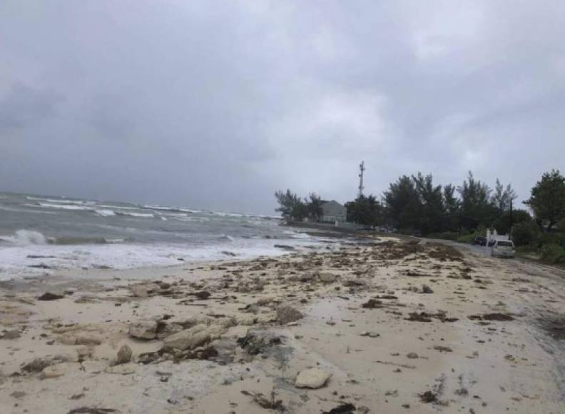 Dorian es el segundo huracán más poderoso en el Atlántico desde que se tienen registros, según el NHC. El Departamento de Meteorología pidió por ello a la población de Gran Bahama que no se confíe ante periodos de calma, ya que los efectos del huracán se sentirán durante horas.