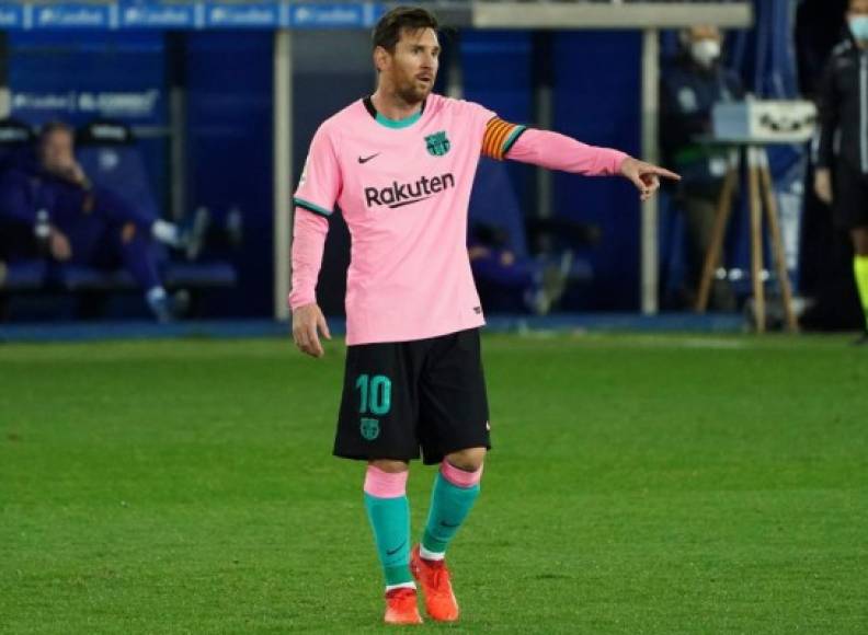 Hablar de Messi es referirse al mejor jugador en la historia del Barcelona. Sin embargo, en numerosas ocasiones ha sido señalado de ser un dictador en la plantilla ya que se le señala de sacar tanto entrenadores y jugadores en el cuadro culé.