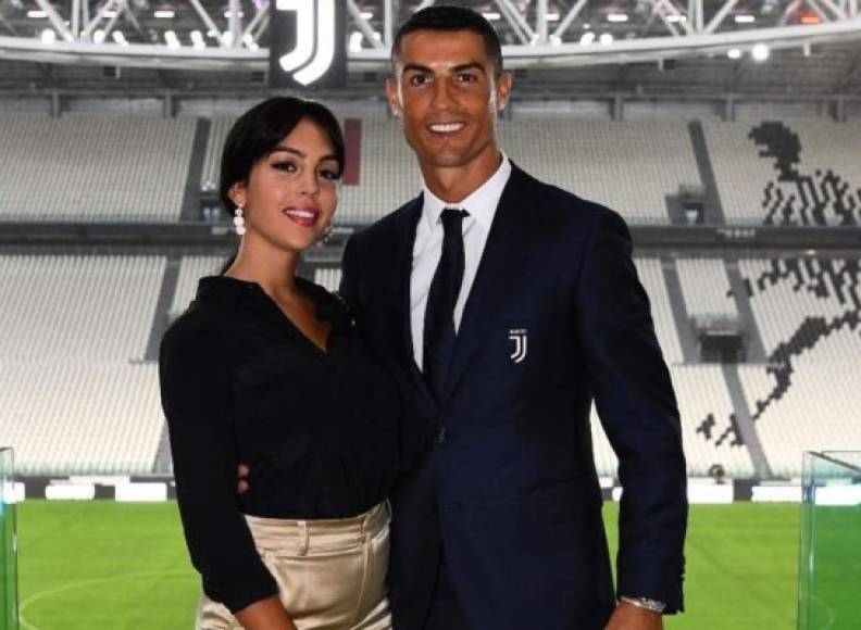 <br/>Georgina Rodríguez y Cristiano Ronaldo se conocieron en la tienda Gucci de Madrid, donde ella trabajaba como dependienta, pero no fue hasta días más tarde, al coincidir en un evento de otra marca, cuando hablaron más relajadamente.