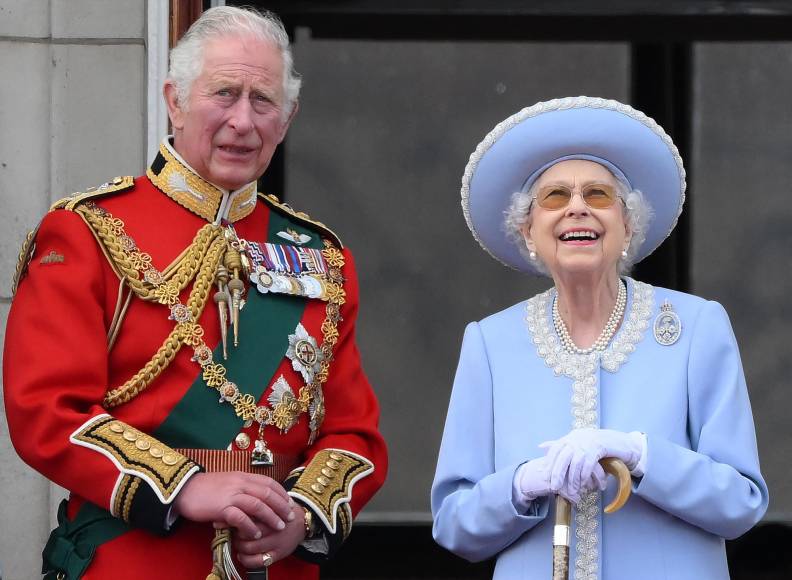 Harry y Meghan pusieron a la familia real en aprietos tras denunciar que fueron víctimas de racismo y desde entonces no han mantenido una buena relación con el príncipe Carlos, según tabloides británicos.