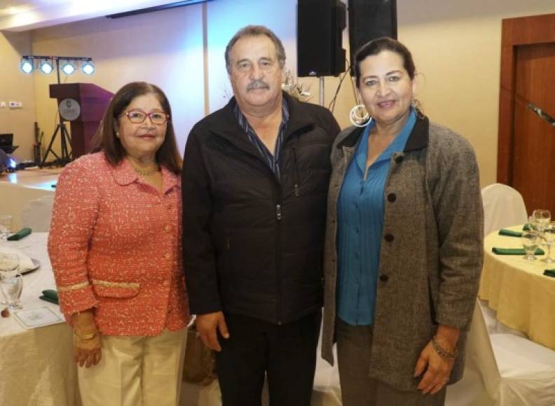 Paquita Carrión con Ismael y Yamileth Aguilar.