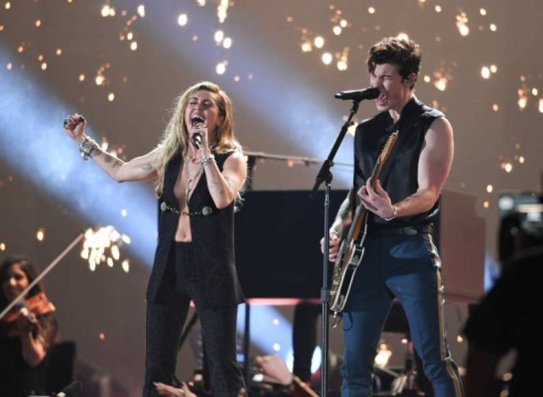 Miley se presentó junto a Shawn Mendes e interpretaron In My Blood. Ella no perdió ocasión de mostrarse sensual y elegante, y para ello eligió un pantalón de vestir y un chaleco también en corte formal, con estampado en un patrón de damasco.