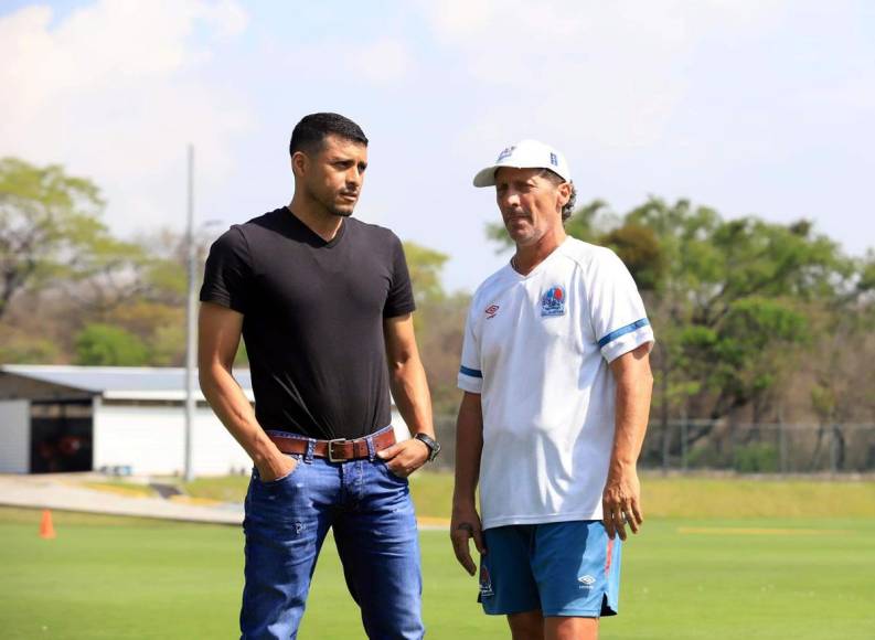 Noel Valladares tuvo una plática con el entrenador del Olimpia, Pedro Troglio.