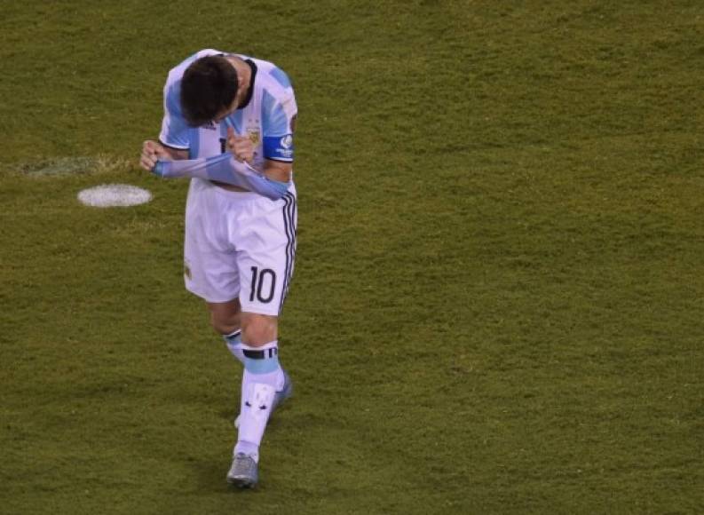 El momento en el que Messi se sacaba la furia con la camisa de la selección argentina.