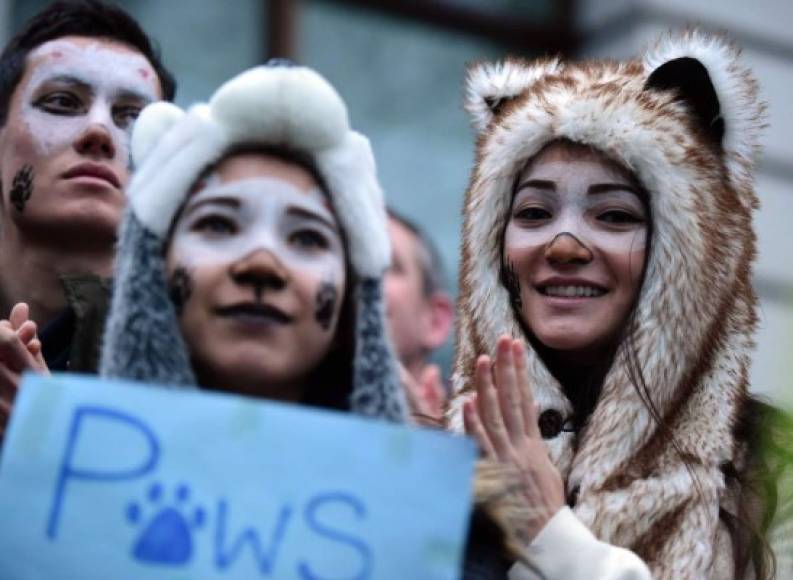 Dos jóvenes disfrazadas participan en la manifestación contra el cambio climático en Londres.