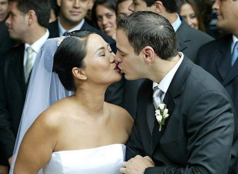 La pareja contrajo matrimonio en julio de 2004, en Lima, Perú, sin la presencia de Alberto Fujimori.