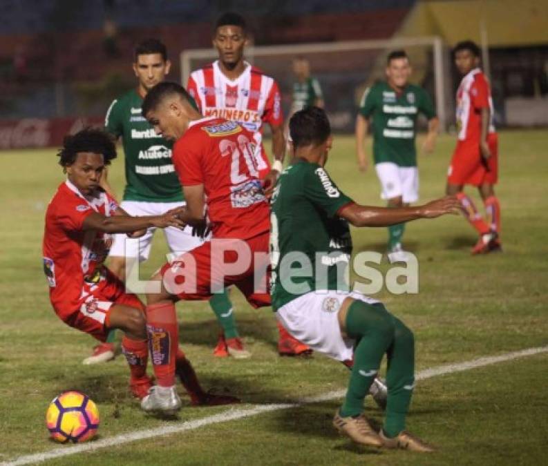 Miguel Valerio por jugar rápido llegó a agarrar el balón en la banda y tuvo una discusión con Christian Cálix.