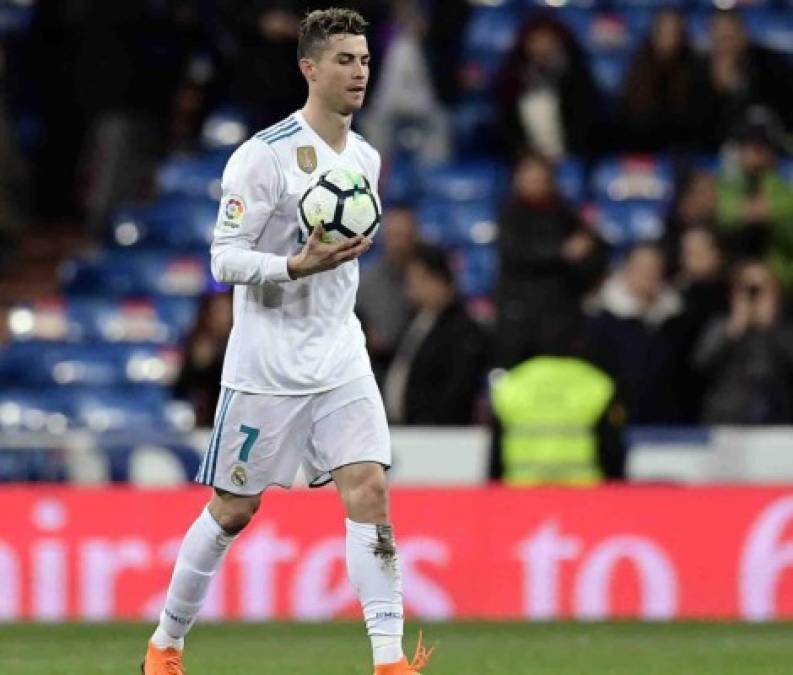 Momento en el que Cristiano Ronaldo se retiraba del césped del estadio Santiago Bernabéu con todo y pelota.