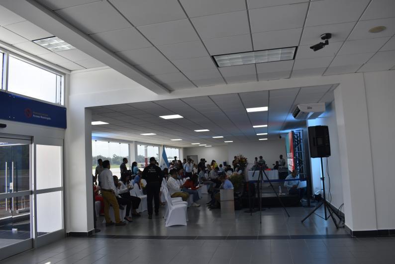El salón de llegadas internacionales del Aeropuerto Internacional Golosón, tiene capacidad para recibir a más de 150 pasajeros.
