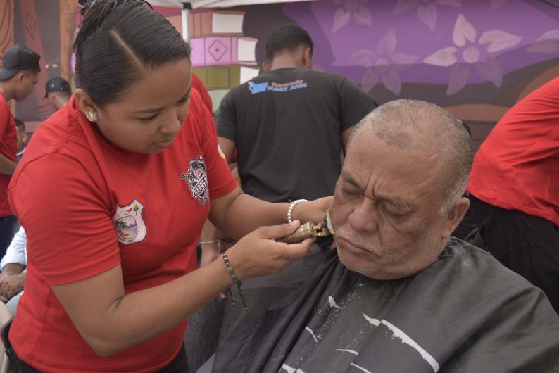 Las mujeres también están incursionando la barbería en La Ceiba.