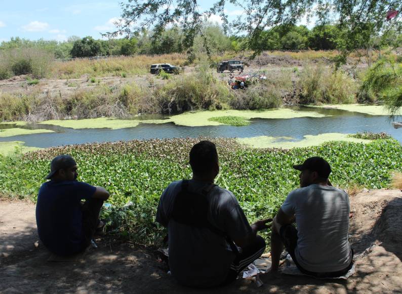 Migrantes observan el Río Bravo hoy, en Matamoros (México). 