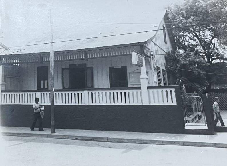 El Liceo Sampedrano funcionaba en una casa de madera color amarilla, con zócalo café, ubicada en el barrio Guamilito entre la 2 y 3 calle. El inmueble aún existe y conserva su valor arquitectónico.