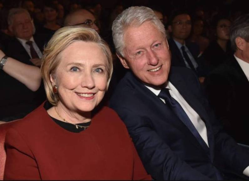 Pero el esposo de Hillary Clinton siempre ha negado cualquier conocimiento de la red secreta de tráfico sexual de Epstein, que finalmente salió a la luz en 2019, meses antes de que Epstein supuestamente muriera por suicidio en prisión.