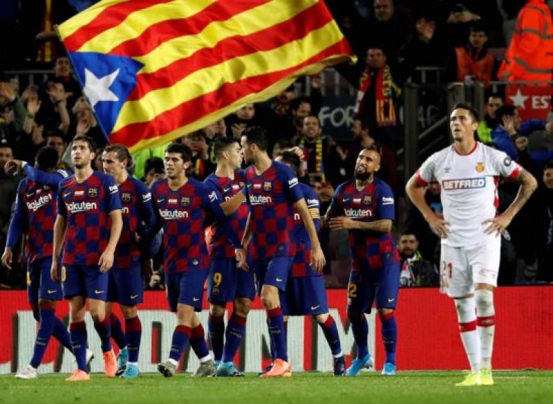 La celebración de los jugadores del Barcelona tras el quinto gol marcado por Messi.
