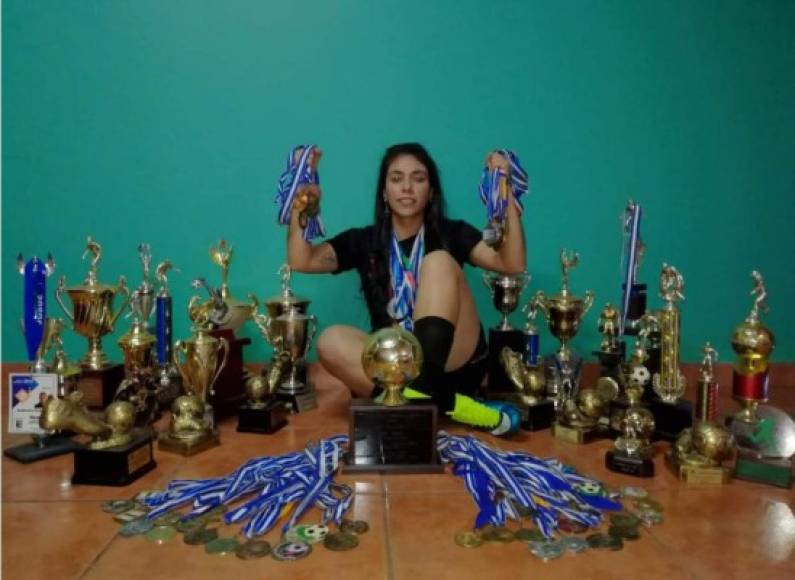 Ha participado con la selección Femenil de Honduras desde los 13 años. Ha estado en 7 procesos de la H.