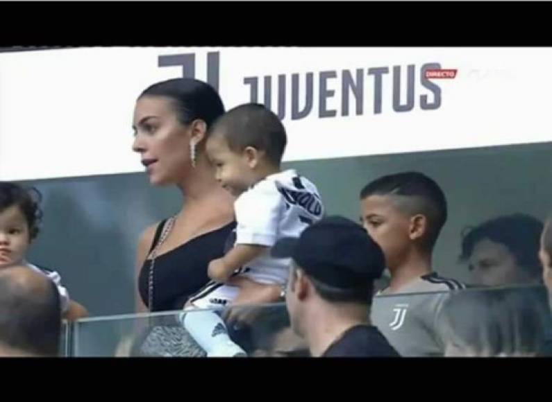 Georgina Rodríguez estuvo en las gradas del Allianz Stadium acompañada por Cristiano Ronaldo Jr. y el pequeño Mateo. Foto AFP