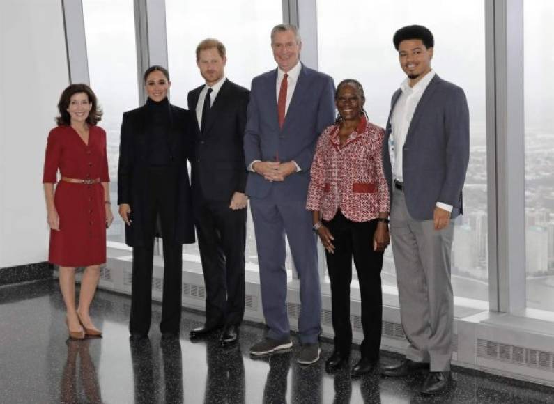 La pareja subió a los puntos de observación situados en los pisos 100 y 102 del One World Trade Center acompañados de la gobernadora del estado de Nueva York, Kathy Hochul, y del alcalde de la ciudad, Bill de Blasio.