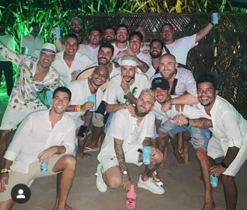 El delantero Neymar copó las portadas de medios brasileños y europeos por la lujosa fiesta que organizó en Barra Grande, Península de Maraú en el litoral de Bahía, para celebrar el año nuevo.
