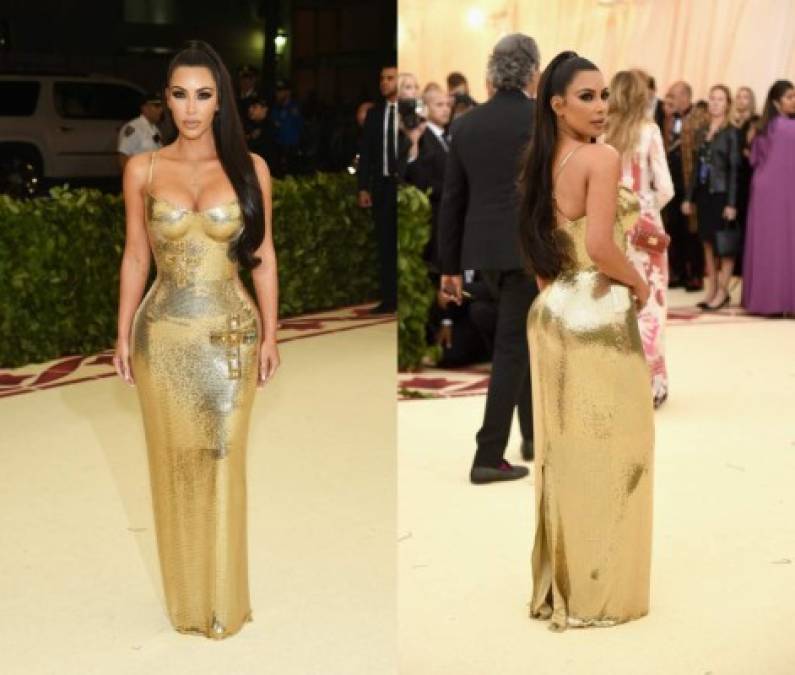 Algunos diferirán, pero Kim Kardashian lució espectacular con este vestido dorado de Versace que marcaba muy bien su figura; el maquillaje y el cabello completaron el look de diosa.<br/>