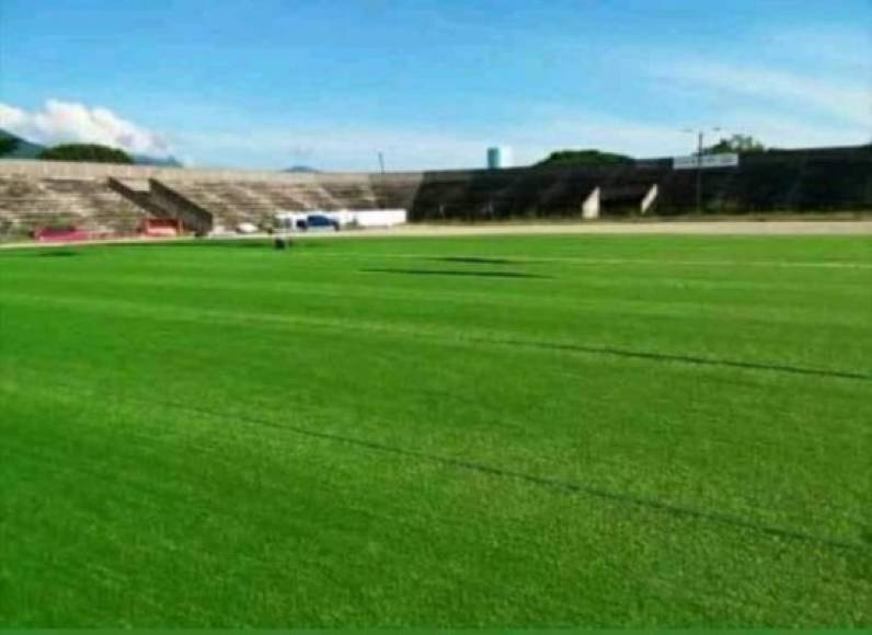 Ya se le ha colocado el césped al estadio Roberto Suazo Córdova.