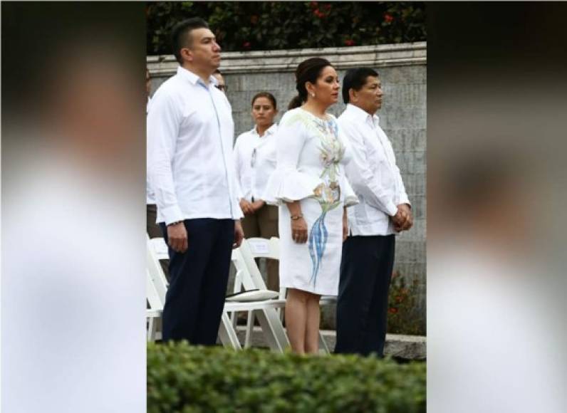 El llamativo vestido de Ana de Hernández fue tema de conversación durante los actos inaugurales de este 15 de septiembre.