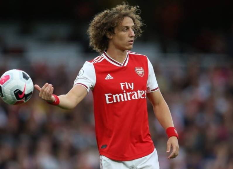 David Luiz continuará defendiendo los colores del Arsenal en la temporada que viene. El zaguero brasileño renovó su contrato por un año más. Así lo confirmó oficialmente el propio cuadro de Londres por medio de un comunicado en el que también anuncia otras tres operaciones.<br/><br/>Concretamente, las adquisiciones Pablo Marí y Cedric Soares (que estaban cedidos por Flamengo y Southampton y ya son jugadores gunner a todos los efectos).