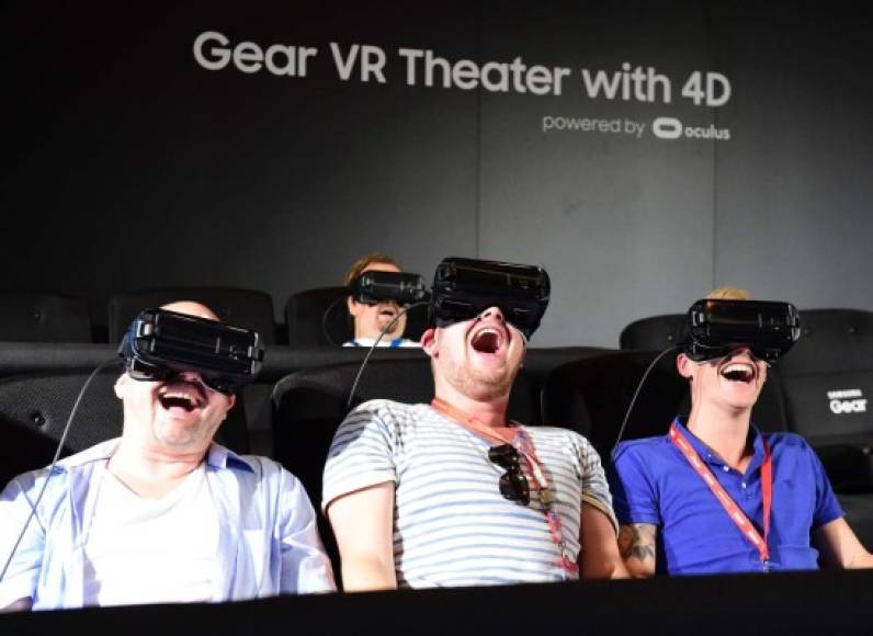 7. La realidad virtual conquista el mercado.<br/>Después de los videojuegos, la realidad virtual (RV) y sus cada vez más populares cascos se convertirán en la próxima e ineludible plataforma tecnológica en imponerse en las redes sociales, predicen los expertos.<br/>Con los ojos sumergidos en las imágenes que se proyectan en 360 grados, los usuarios de este aparato que se lleva en torno a la cabeza, viven la experiencia como nunca: están en el corazón del videojuego, de la película; escalan escarpadas montañas o nadan entre arrecifes de coral. <br/>Son estas algunas de sus aplicaciones más populares, pero hay más.