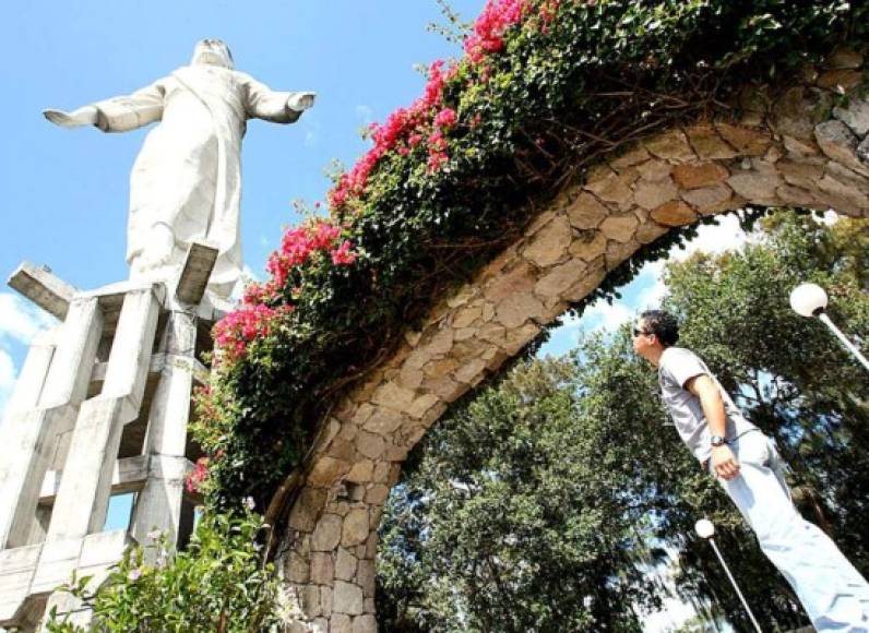 La estatua de el Cristo de El Picacho en Tegucigalpa es uno de los sitios turísticos más visitados.