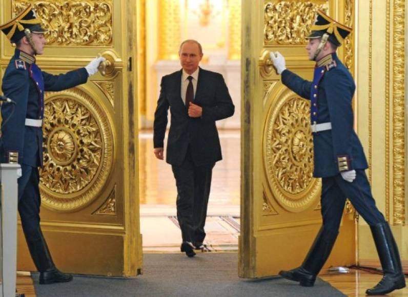 La guerra de Chechenia, lanzada en octubre de 1999, supuso el fundamento de su popularidad en Rusia. Cuando Yeltsin dimitió ese año, Putin ya se había impuesto como el nuevo hombre fuerte del país.<br/><br/>Tras ser elegido en el 2000, Putin aceleró su influencia apoyándose en las 'estructuras de fuerza' (servicios secretos, policía, ejército) y en sus familiares de San Petersburgo.