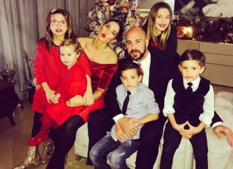 El portero del Napoli, Pepe Reina, posa con su familia.