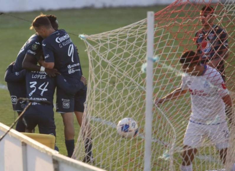 La celebración del cuarto gol del Motagua marcado por Kevin López.