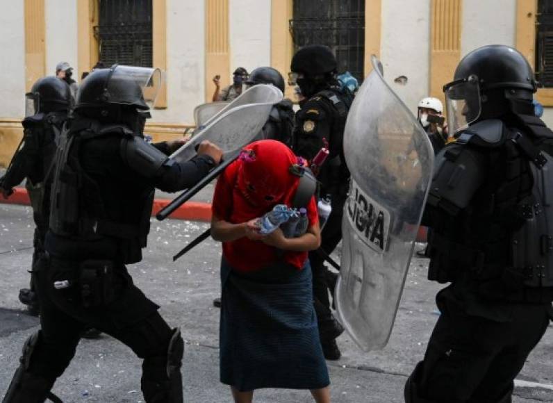 'Yo iba caminando y me agarraron. No he hecho nada, tengo mi derecho constitucional de huelga', alegó otro manifestante.