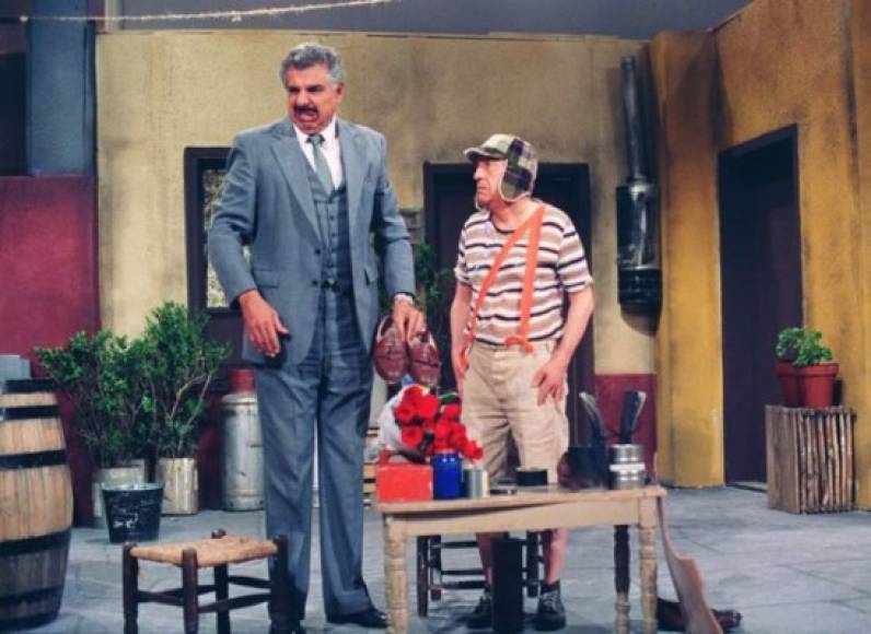 El Chavo hacía travesuras todo el día, en especial a el Profesor Jirafales a quien siempre llamaba 'Maistro longaniza'. <br/><br/>En algún momento se llegó a especular que él podría ser el padre del niño huérfano pero Enrique Segoviano, exdirector del programa, desmintió esta versión.