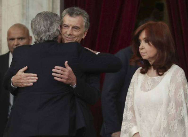 Macri, que ahora liderará la oposición argentina, se fundió en un abrazo con Alberto Fernández, el mandatario peronista de centroizquierda que lo derrotó en las elecciones de octubre pasado.