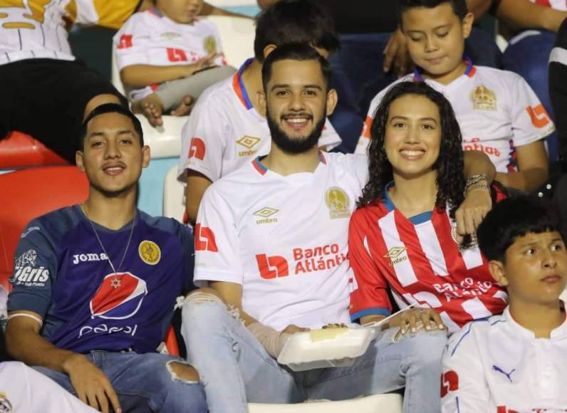 Bellas chicas y la Ultra Fiel: el ambientazo en la semifinal de vuelta Olimpia-Motagua en el Nacional