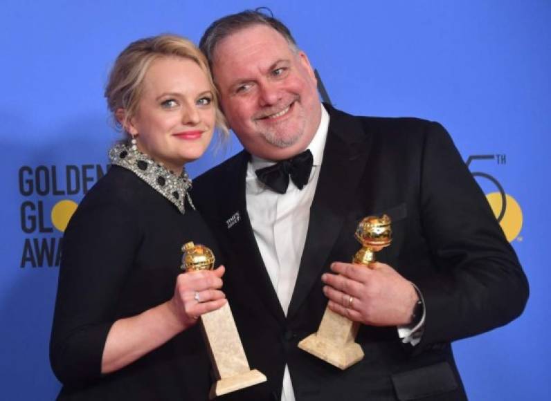 La serie de Hulu 'The Handmaid's Tale' se llevó los premios a Mejor serie dramática de televisión y mejor actriz dramática para Elisabeth Moss.