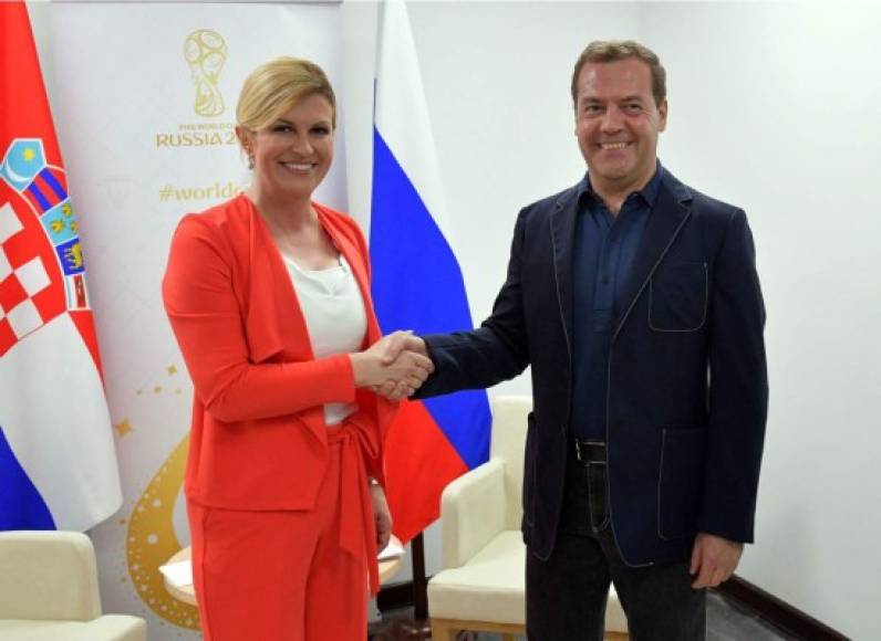 Antes del partido Rusia-Croacia, Kolinda Grabar-Kitarović se reunió con el primer ministro ruso Dmitry Medvedev. Foto EFE