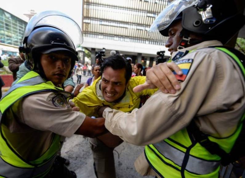 Los venezolanos que piden referendo fueron reprimidos por la policía.