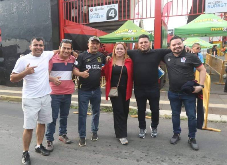 Aficionados del Olimpia se hicieron presentes en el estadio Alejandro Morera Soto para apoyar a su equipo en la gran final de la Liga Concacaf.