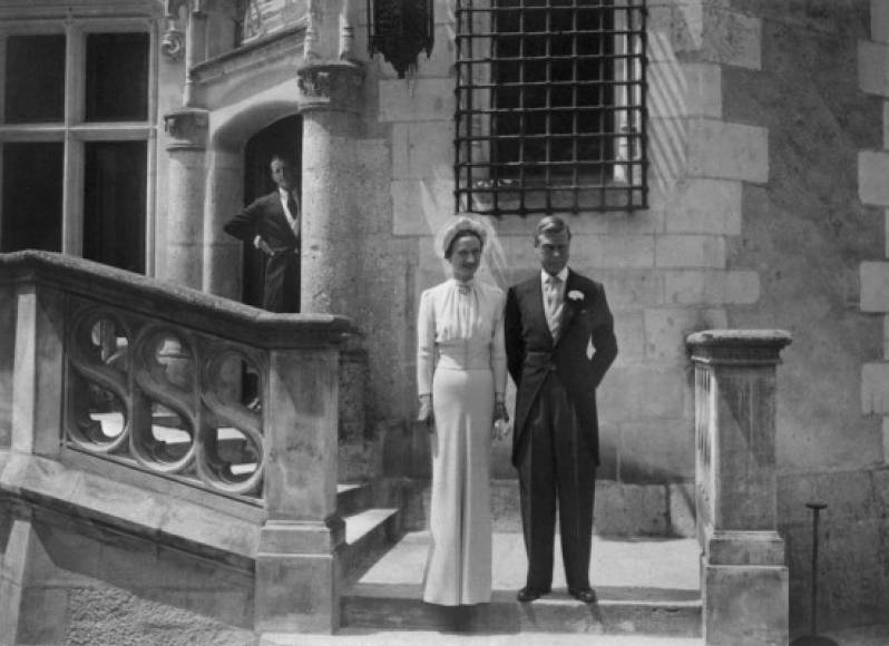 2 - Wallis Simpson -<br/><br/>La actriz estadounidense provocó un gran escándalo de abdicación en Reino Unido. Para casarse con ella Eduardo VIII, quien ascendido al trono en enero de 1936 tras la muerte de su padre Jorge V, debió renunciar a la corona 11 meses más tarde.<br/><br/>Bessie Wallis Warfield nació el 19 de junio de 1896 en Blue Ridge Summit, Pensilvania. Su primer marido, de 1916 a 1927, fue el aviador naval estadounidense Win Spencer. En 1928 se casó con un ejecutivo naviero, Ernest Simpson. <br/><br/>Su romance con el entonces príncipe Eduardo, desaprobado por la realeza, la Iglesia Anglicana y la clase política británica, comenzó en 1934.