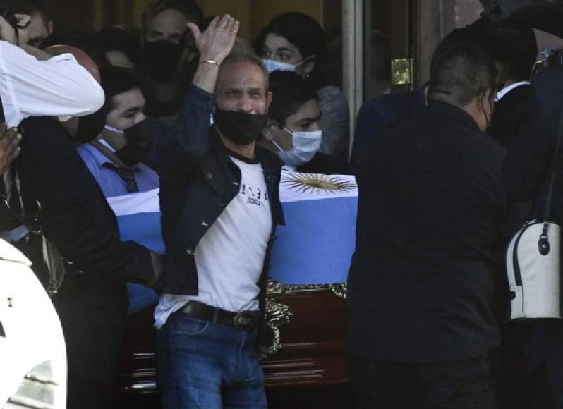 El féretro de Maradona cuando era sacado de la Casa Rosada del Gobierno argentino para ser trasladado al cementerio de Buenos Aires.