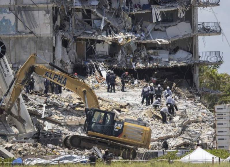 SURFSIDE, FLORIDA - JUNE 27: Search and Rescue teams look for possible survivors in the partially collapsed 12-story Champlain Towers South condo building on June 27, 2021 in Surfside, Florida. Over one hundred people are being reported as missing as the search-and-rescue effort continues. Joe Raedle/Getty Images/AFP<br/><br/>== FOR NEWSPAPERS, INTERNET, TELCOS & TELEVISION USE ONLY ==<br/><br/>