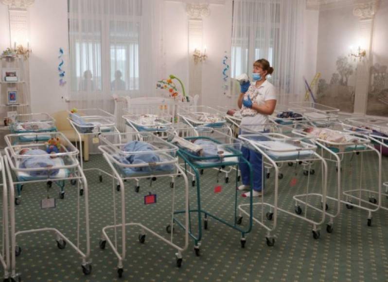 Las imágenes de los bebés en sus cunas en la pequeña habitación del hotel han causado conmoción en Ucrania y han aumentado la ansiedad de sus padres que piden a los gobiernos de sus países permitir sus viajes para recoger a sus hijos.