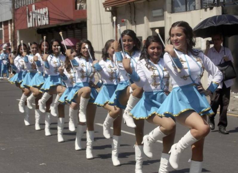 El cuadro de lindas palillonas del Reyes también fueron vitoreadas durante el recorrido.