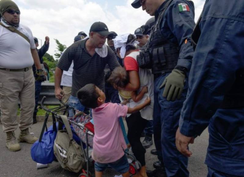 La imagen de un niño aferrado a su madre tras ser rodeados por la policía mexicana ha causado indignación en redes sociales./Foto CuartoOscuro.
